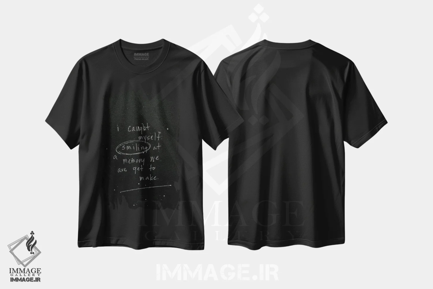 تیشرت مشکی طرح دار خودم را در حال لبخند زدن دیدم، هنر فاخر معاصر اثر کنت یانگستروم | immage.ir