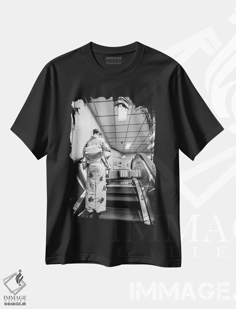 تیشرت مشکی طرح دار گیشای مدرن، عکاسی سیاه و سفید اثر کنزو ایجیری | فروشگاه ایماژ