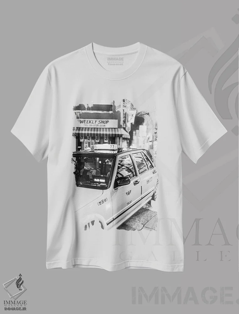 تیشرت سفید طرح دار تاکسی به سیاه و سفید، عکاسی سیاه و سفید اثر کنزو ایجیری | فروشگاه ایماژ
