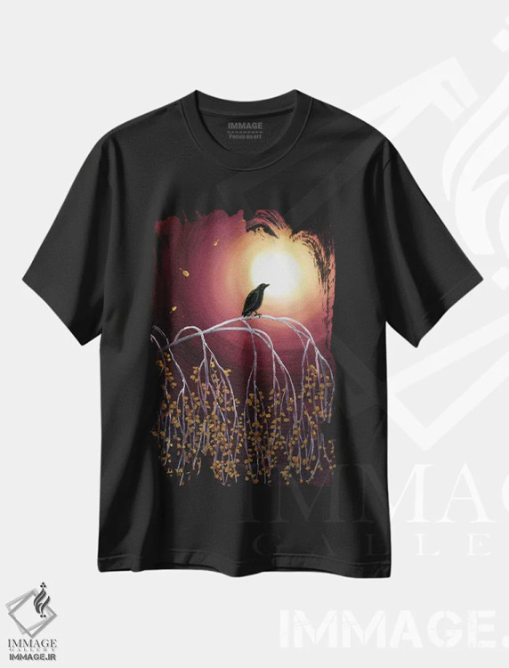 تیشرت مشکی طرح دار کلاغ سیاه روی شاخه های توس سفید، هنر فاخر معاصر اثر لورا ایورسن | immage.ir