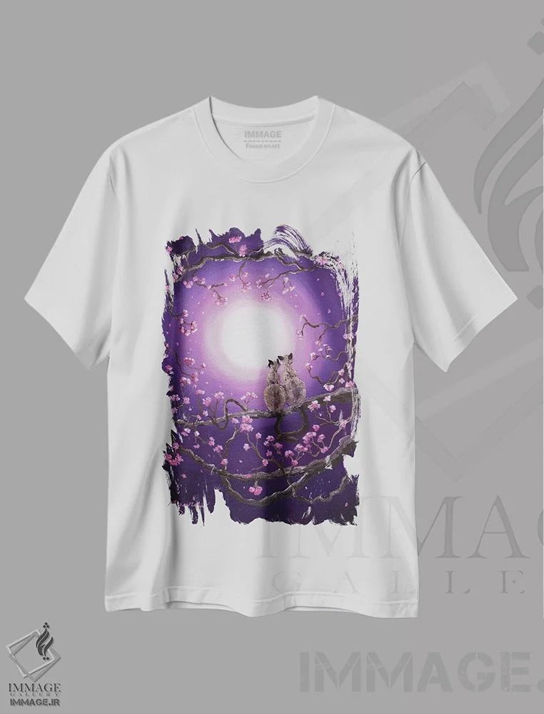 تیشرت سفید طرح دار گربه های سیامی در شکوفه های صورتی، هنر فاخر معاصر اثر لورا ایورسن | فروشگاه ایماژ