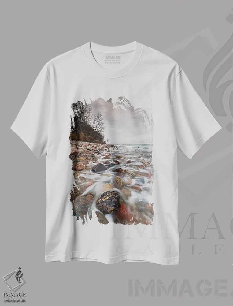 تیشرت سفید طرح دار اروپا، لهستان، پومرانیا، دماغه روزویه V، مدیوم اثر میکولاج گوسپودرک | immage.ir