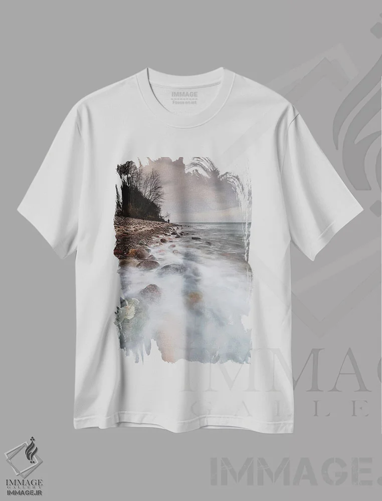 تیشرت سفید طرح دار اروپا، لهستان، پومرانیا، دماغه روزویه VI، مدیوم اثر میکولاج گوسپودرک | فروشگاه ایماژ