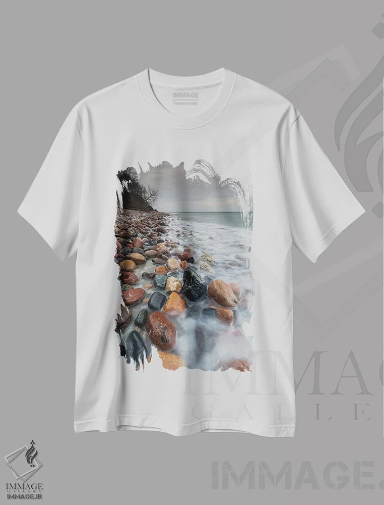 تیشرت سفید طرح دار اروپا، لهستان، پومرانیا، دماغه روزویه VII، مدیوم اثر میکولاج گوسپودرک | immage.ir