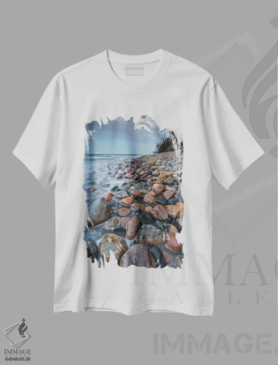 تیشرت سفید طرح دار اروپا، لهستان، پومرانیا، دماغه روزویه VIII، مدیوم اثر میکولاج گوسپودرک | فروشگاه ایماژ