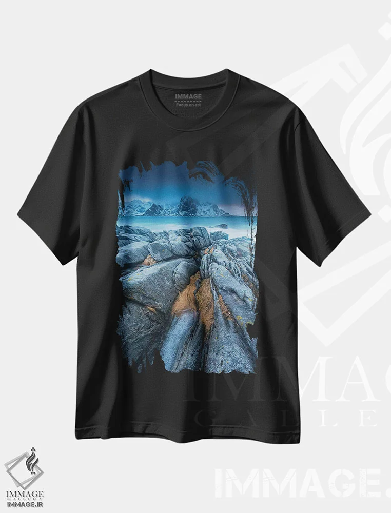 تیشرت مشکی طرح دار نروژ، لوفوتن، وارِید، مدیوم اثر میکولاج گوسپودرک | immage.ir