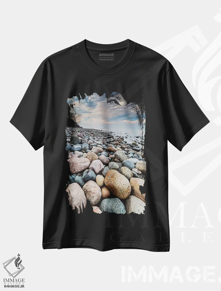 تیشرت مشکی طرح دار لهستان، دریای بالتیک VIII، تزئینی اثر میکولاج گوسپودرک | immage.ir