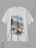 تیشرت سفید طرح دار لهستان، دریای بالتیک VIII، تزئینی اثر میکولاج گوسپودرک | فروشگاه ایماژ