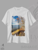 تیشرت سفید طرح دار لهستان، دریای بالتیک IX، مدیوم اثر میکولاج گوسپودرک | immage.ir