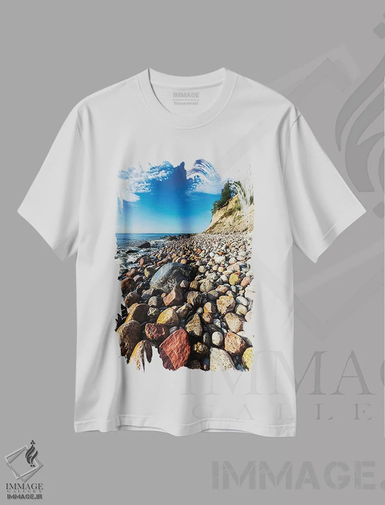 تیشرت سفید طرح دار لهستان، دریای بالتیک XVIII، دکور ساحلی اثر میکولاج گوسپودرک | فروشگاه ایماژ