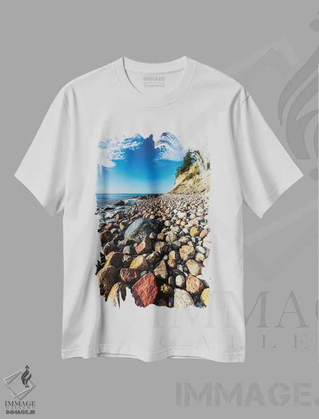 تیشرت سفید طرح دار لهستان، دریای بالتیک XVIII، دکور ساحلی اثر میکولاج گوسپودرک | فروشگاه ایماژ