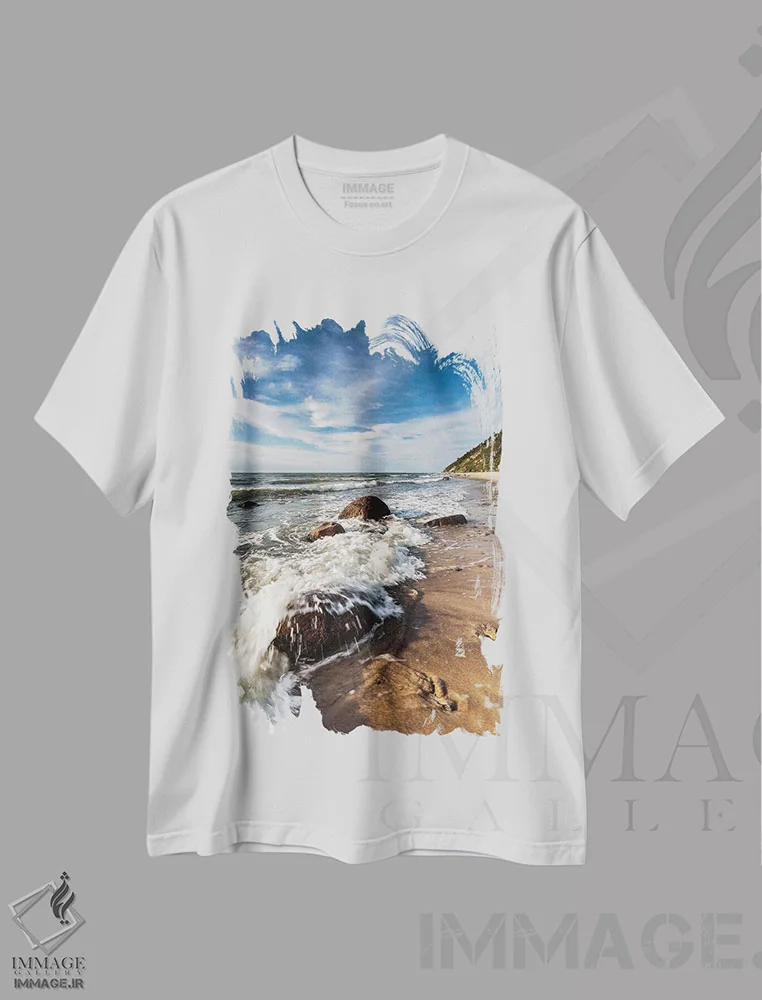 تیشرت سفید طرح دار لهستان، دریای بالتیک XVII، دکور ساحلی اثر میکولاج گوسپودرک | immage.ir
