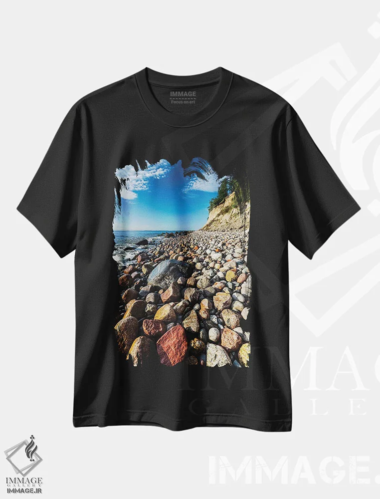 تیشرت مشکی طرح دار لهستان، دریای بالتیک XVIII، دکور ساحلی اثر میکولاج گوسپودرک | immage.ir