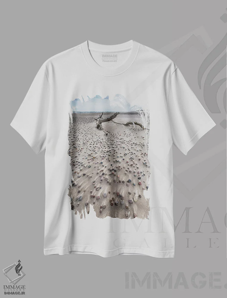 تیشرت سفید طرح دار لهستان، دریای بالتیک، پارک ملی اسلوینسکی II، دکور ساحلی اثر میکولاج گوسپودرک | immage.ir
