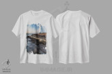 تیشرت سفید طرح دار لهستان، دریای بالتیک، سوینواوی چه، دکور ساحلی اثر میکولاج گوسپودرک | immage.ir