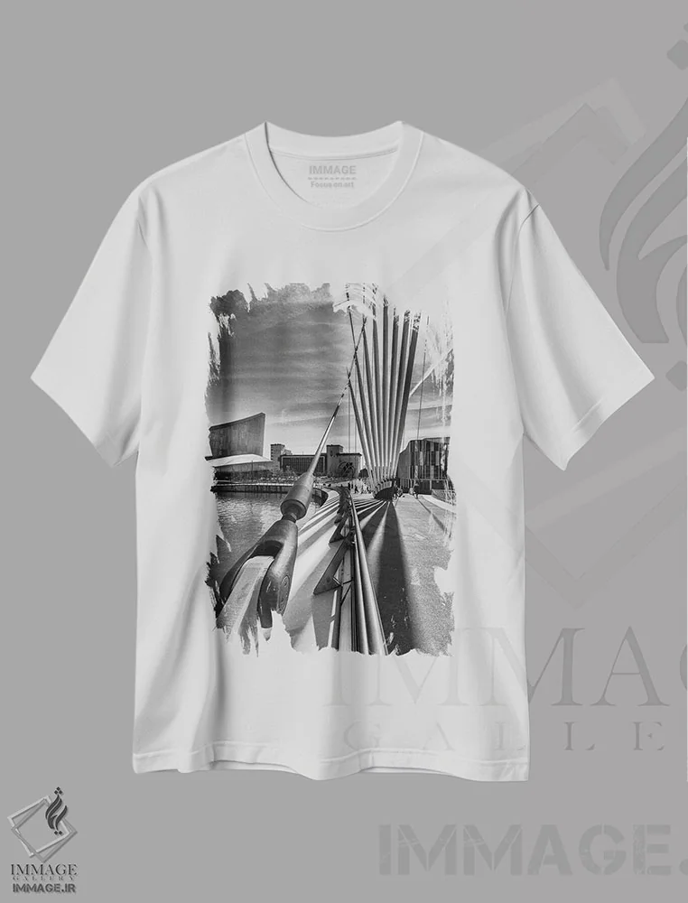 تیشرت سفید طرح دار انگلستان، منچستر، مدیاسیتی یوکی، عکاسی سیاه و سفید اثر میکولاج گوسپودرک | immage.ir