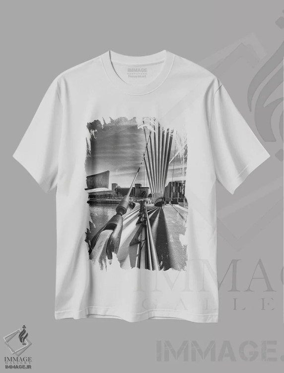 تیشرت سفید طرح دار انگلستان، منچستر، مدیاسیتی یوکی، عکاسی سیاه و سفید اثر میکولاج گوسپودرک | immage.ir