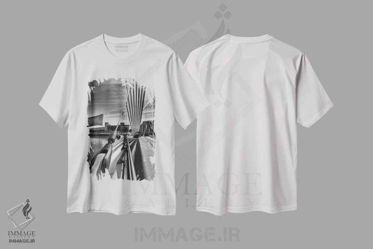 تیشرت سفید طرح دار انگلستان، منچستر، مدیاسیتی یوکی، عکاسی سیاه و سفید اثر میکولاج گوسپودرک | immage.ir