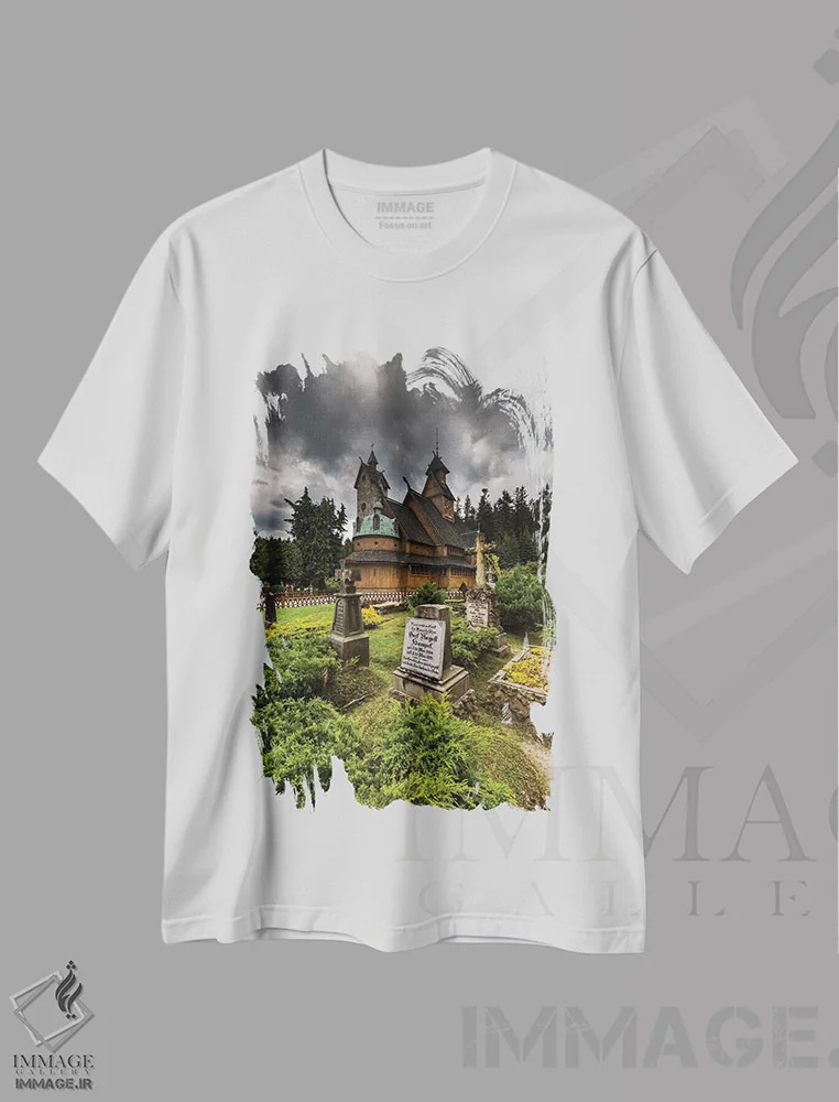 تیشرت سفید طرح دار لهستان، کارپاچ، کلیسای چوبی وانگ، مدیوم اثر میکولاج گوسپودرک | immage.ir