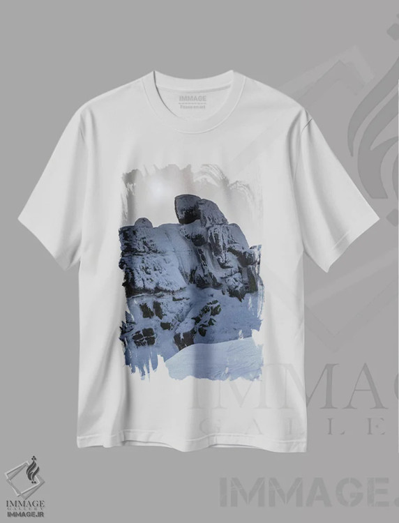 تیشرت سفید طرح دار کوه های غول آسا، خورشید و صخره ها، سودتس، لهستان، مدیوم اثر میکولاج گوسپودرک | فروشگاه ایماژ