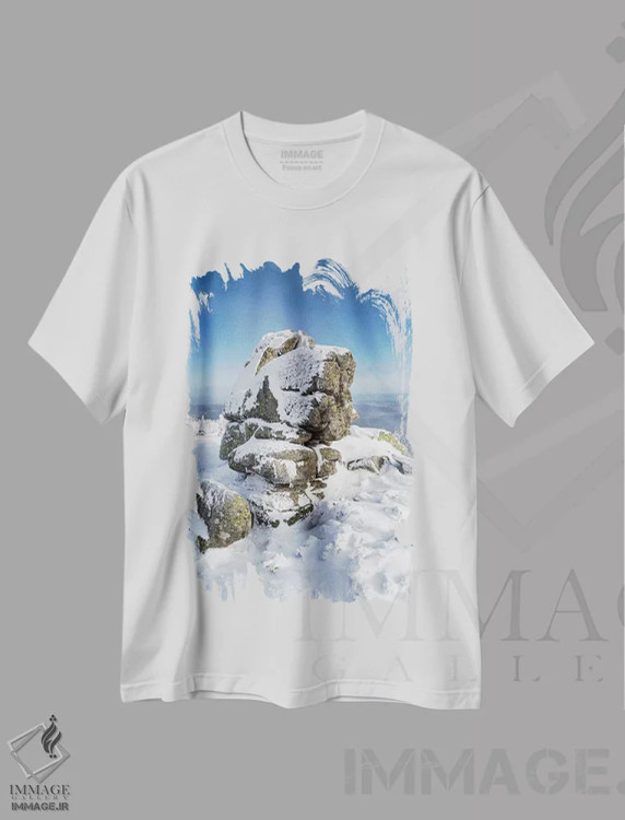 تیشرت سفید طرح دار کوه های غول آسا، صخره ها، لهستان، مدیوم اثر میکولاج گوسپودرک | immage.ir
