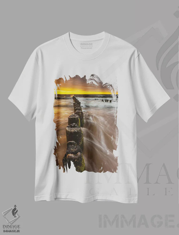 تیشرت سفید طرح دار لهستان، دریای بالتیک، ژیوونو، غروب II، مدیوم اثر میکولاج گوسپودرک | فروشگاه ایماژ