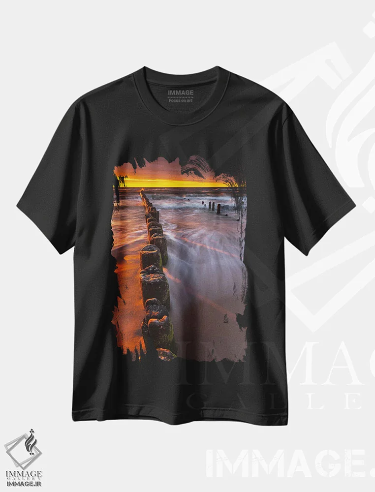 تیشرت مشکی طرح دار لهستان، دریای بالتیک، ژیوونو، غروب III، مدیوم اثر میکولاج گوسپودرک | فروشگاه ایماژ