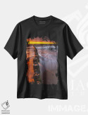 تیشرت مشکی طرح دار لهستان، دریای بالتیک، ژیوونو، غروب III، مدیوم اثر میکولاج گوسپودرک | فروشگاه ایماژ