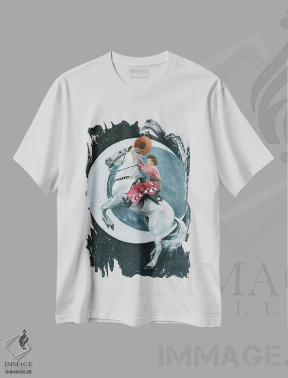 تیشرت سفید طرح دار ماه اسب چموش، هنر فاخر معاصر اثر لیزا باترز | فروشگاه ایماژ