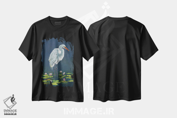 تیشرت مشکی طرح دار حواصیل میان برگ های نیلوفر آبی، دکور معاصر اثر لوکا شپرد | immage.ir