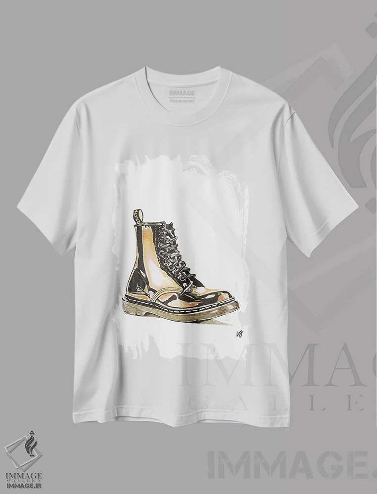 تیشرت سفید طرح دار چکمه های رزمی از چرم براق، مدیوم اثر لوسین جی | فروشگاه ایماژ