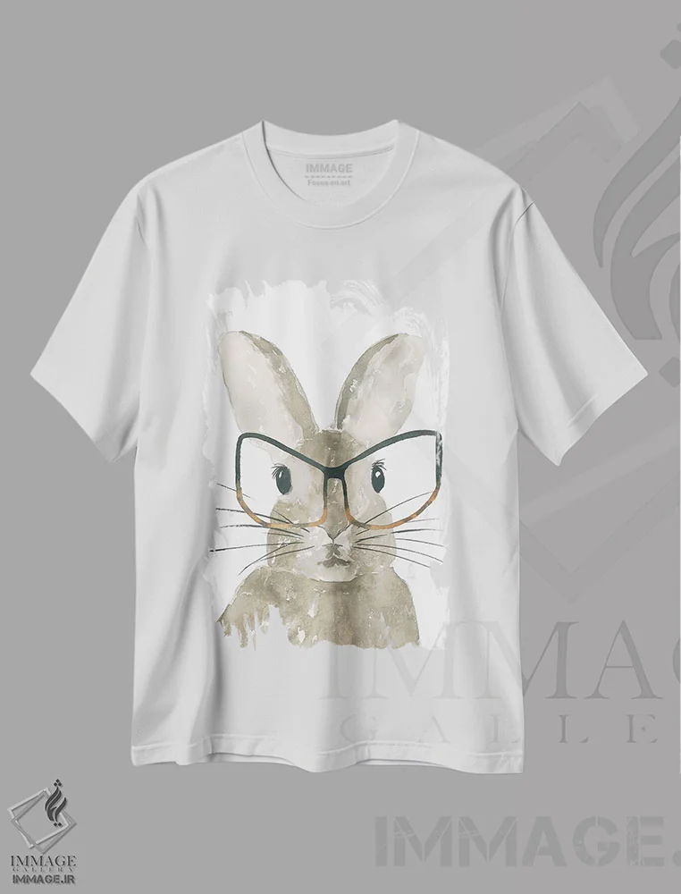 تیشرت سفید طرح دار خرگوش با عینک، دکور روستایی اثر لوسیل پرایس | immage.ir