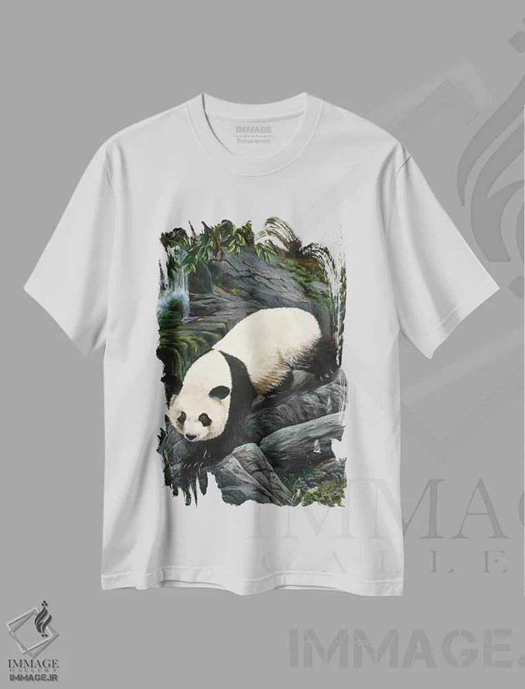 تیشرت سفید طرح دار پاندای در حال پایین آمدن، مدیوم اثر لورا کرتین | immage.ir