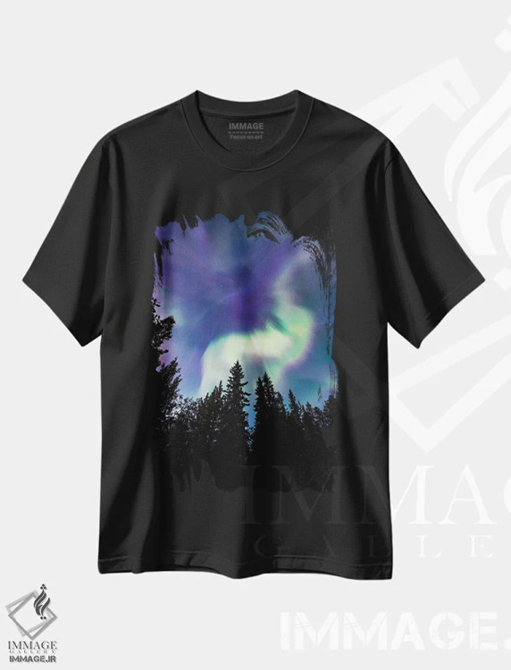 تیشرت مشکی طرح دار در آسمان، مدیوم اثر لوکاس مور | immage.ir