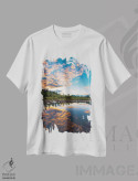 تیشرت سفید طرح دار غروب آلاسکا، مدیوم اثر لوکاس مور | immage.ir