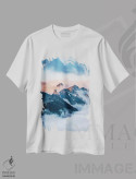 تیشرت سفید طرح دار کوه های پاستلی، مدیوم اثر لوکاس مور | فروشگاه ایماژ