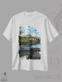 تیشرت سفید طرح دار بازتاب دریاچه پریان، مدیوم اثر لوکاس مور | immage.ir