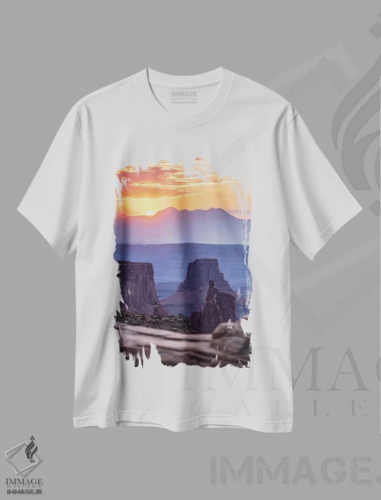 تیشرت سفید طرح دار برخاستن، مدیوم اثر لوکاس مور | immage.ir