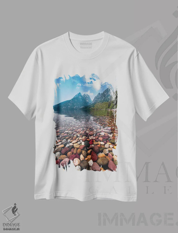 تیشرت سفید طرح دار سنگ ریزه های رنگی، مدیوم اثر لوکاس مور | فروشگاه ایماژ