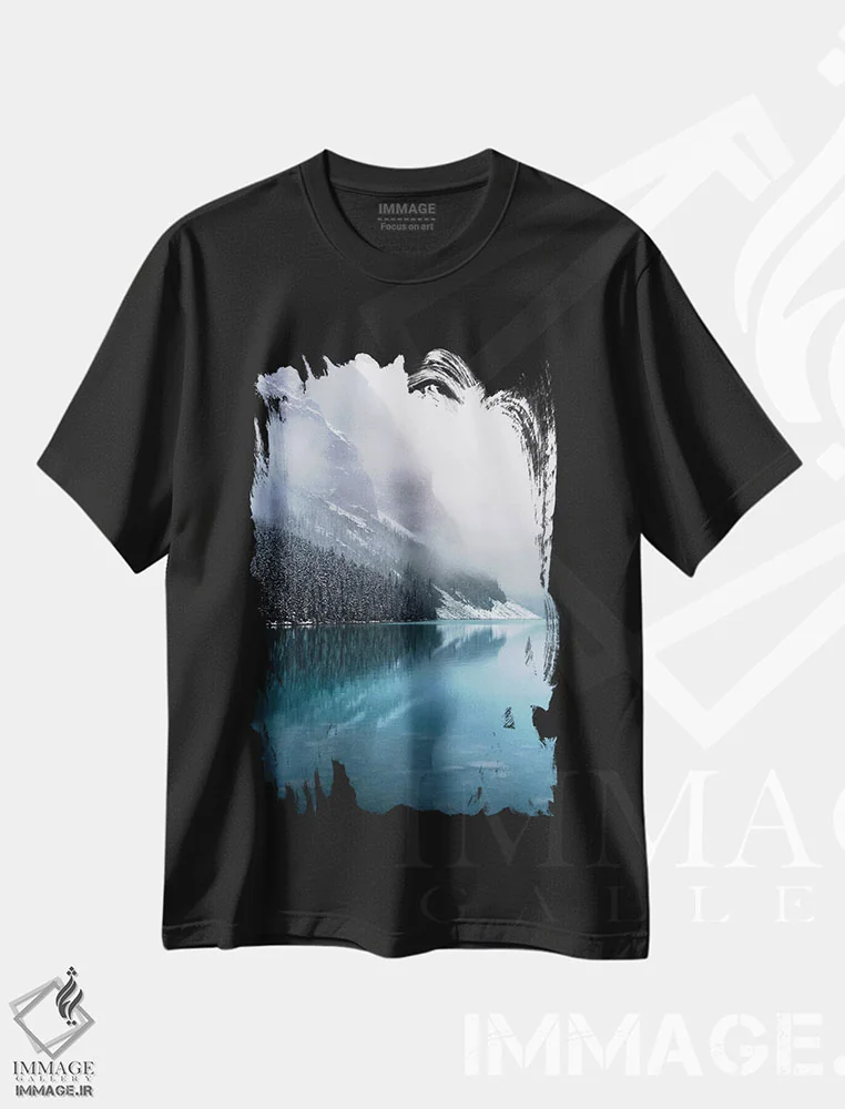 تیشرت مشکی طرح دار انعکاس مه آلود، مدیوم اثر لوکاس مور | فروشگاه ایماژ