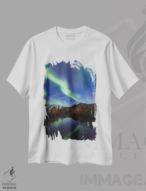 تیشرت سفید طرح دار انعکاس شفق قطبی، مدیوم اثر لوکاس مور | immage.ir