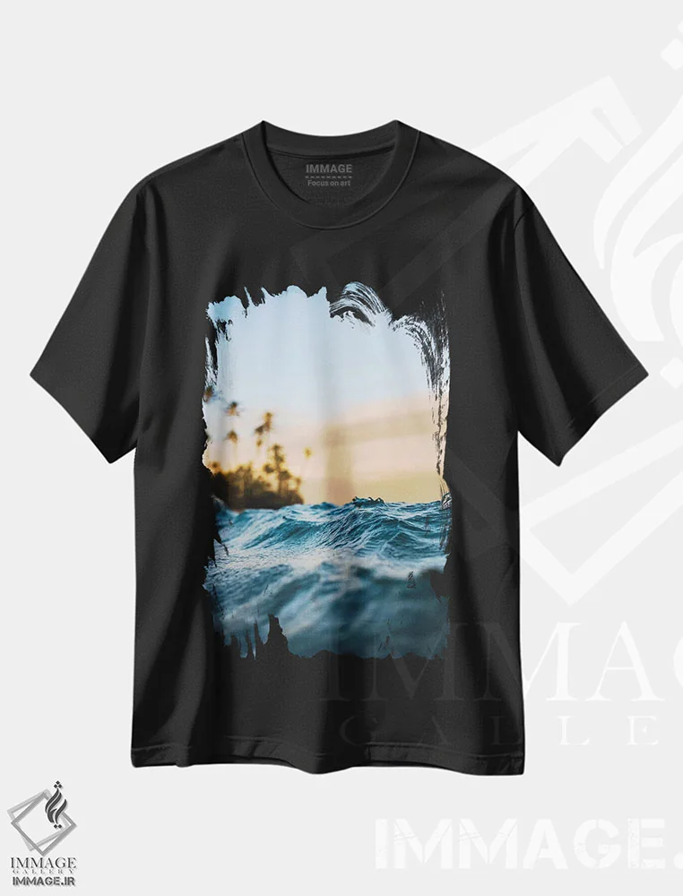 تیشرت مشکی طرح دار در دریا، مدیوم اثر لوکاس مور | فروشگاه ایماژ