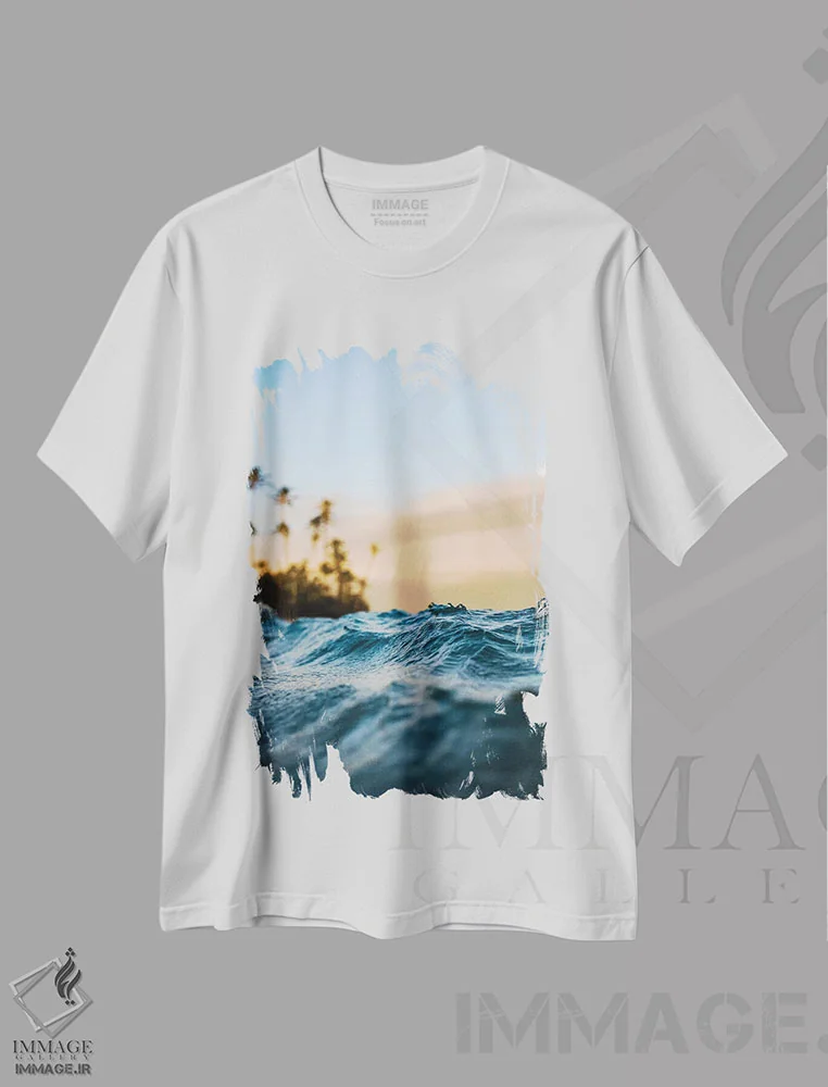 تیشرت سفید طرح دار در دریا، مدیوم اثر لوکاس مور | immage.ir