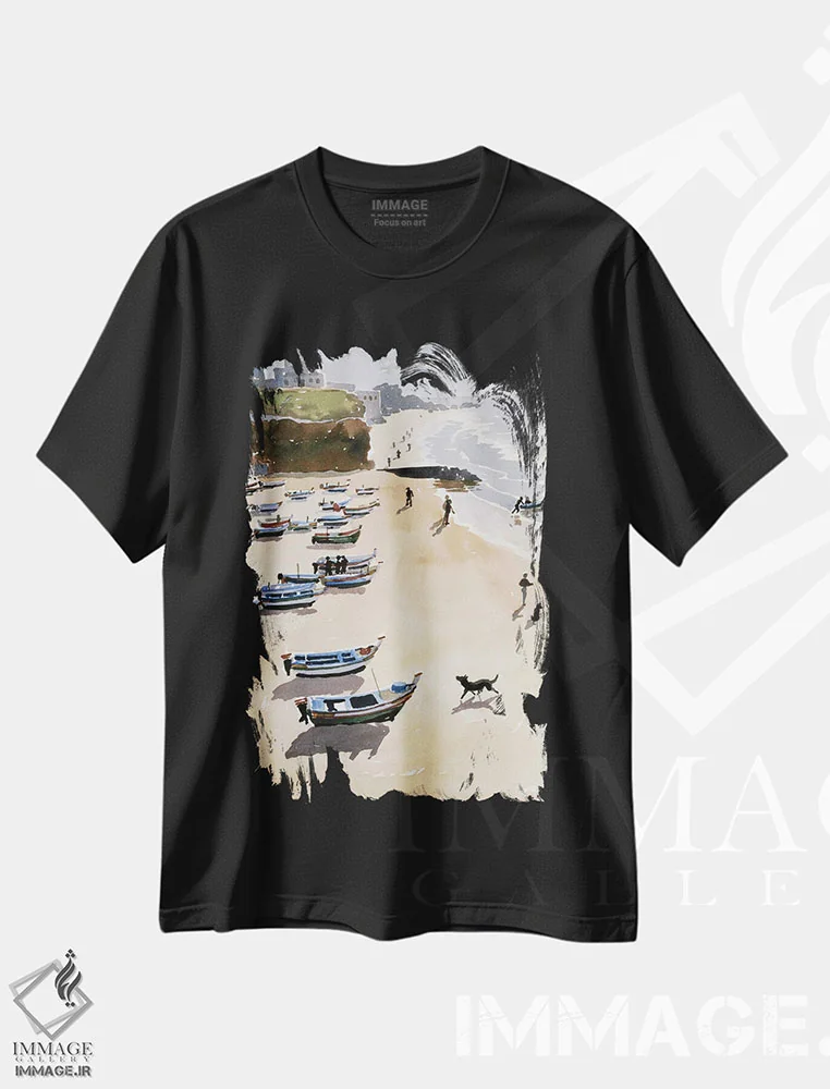 تیشرت مشکی طرح دار قایق ها در ساحل، ۱۹۸۶، دکور ساحلی اثر لوسی ویلیس | فروشگاه ایماژ