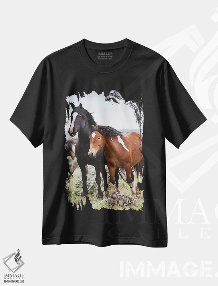 تیشرت مشکی طرح دار اسب های وحشی در دشت، کودی، پارک کانتی، وایومینگ، آمریکا، مدیوم اثر لری دیتو | فروشگاه ایماژ