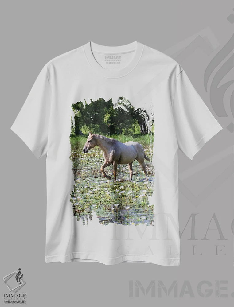 تیشرت سفید طرح دار اسب در حال قدم زدن در برکه کم عمق، مدیوم اثر لری دیتو | فروشگاه ایماژ
