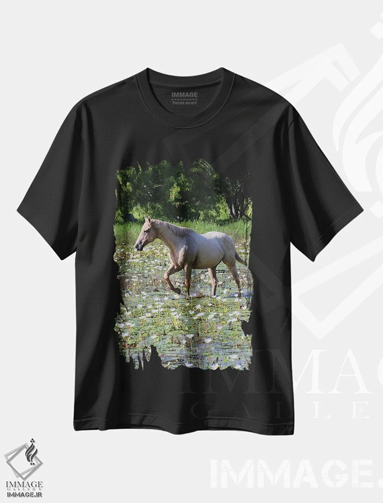 تیشرت مشکی طرح دار اسب در حال قدم زدن در برکه کم عمق، مدیوم اثر لری دیتو | immage.ir