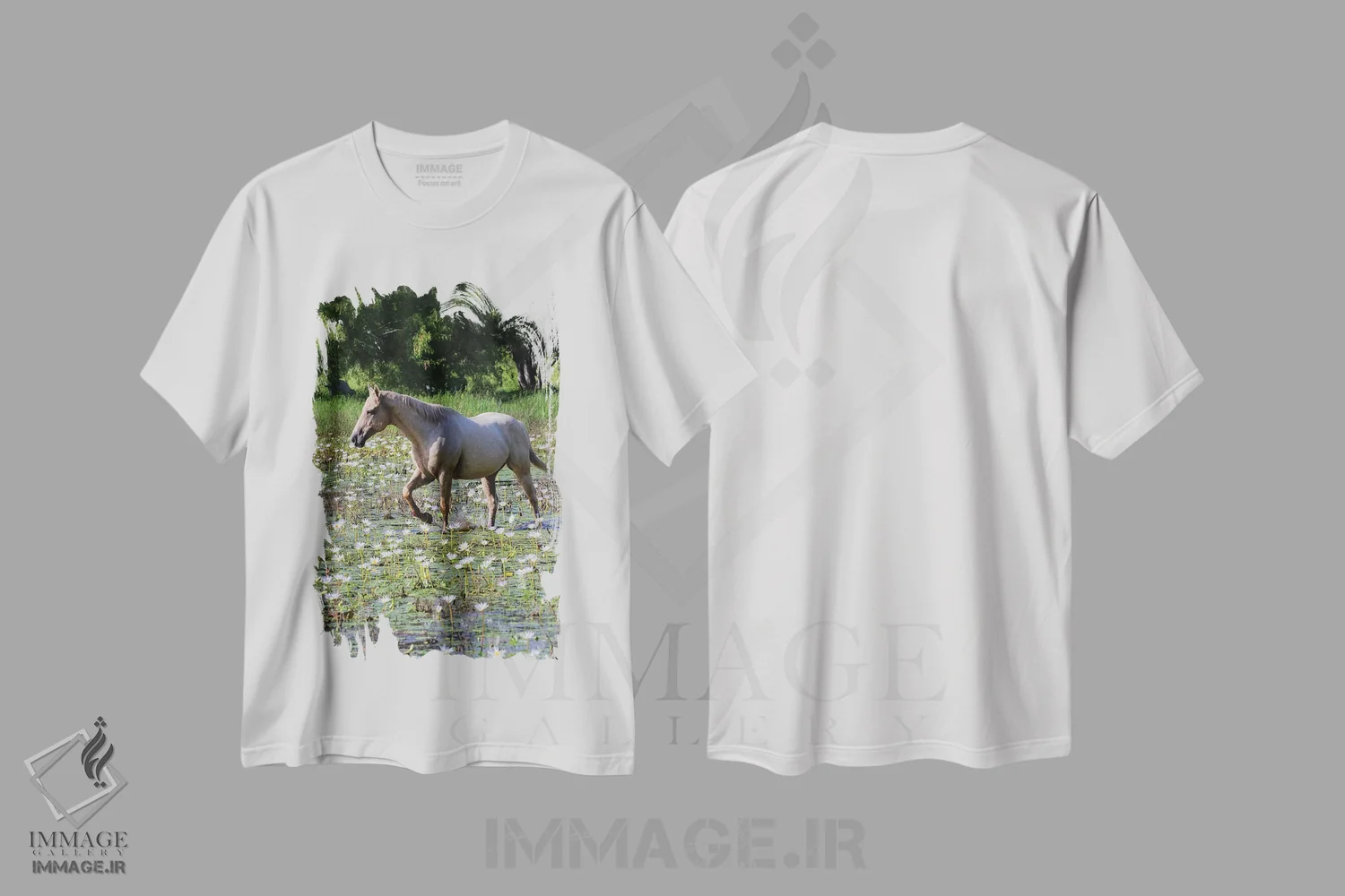 تیشرت سفید طرح دار اسب در حال قدم زدن در برکه کم عمق، مدیوم اثر لری دیتو | فروشگاه ایماژ