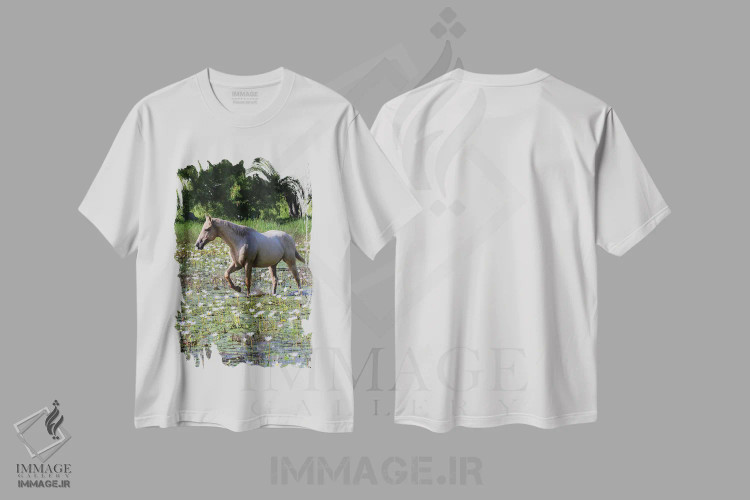 تیشرت سفید طرح دار اسب در حال قدم زدن در برکه کم عمق، مدیوم اثر لری دیتو | فروشگاه ایماژ