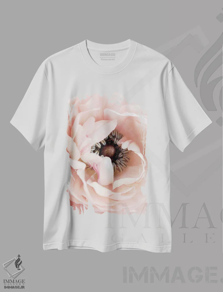 تیشرت سفید طرح دار زیبا در میان گل های صورتی، تزئینی اثر لیا استراتسما | فروشگاه ایماژ